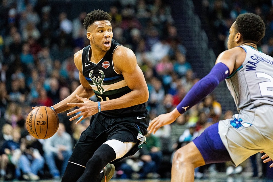 关于C罗焦点对战，字母哥与60激战勇士分钟，最后时刻胜出胜负难料！观众掌声雷动的信息