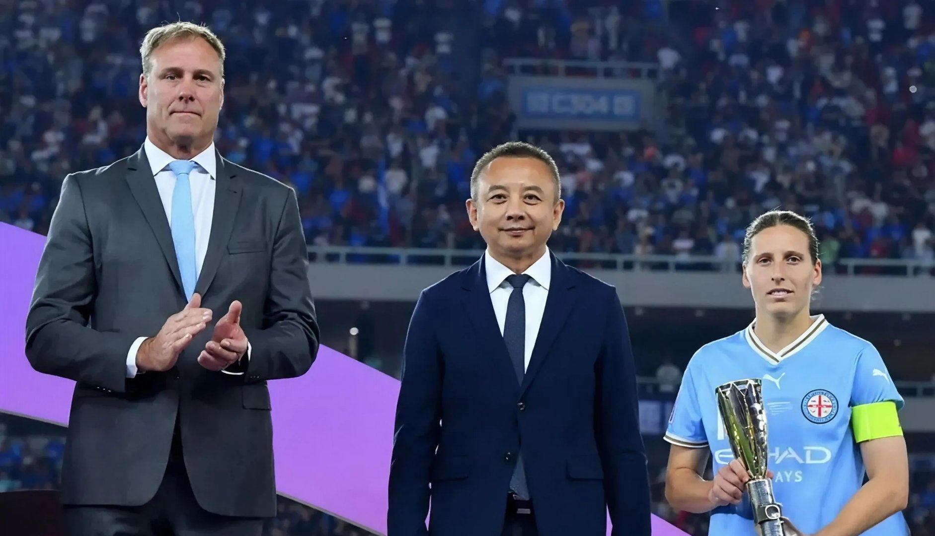  今夜亚冠焦点战，武汉三镇队长鼓劲，球迷炸锅，更衣室氛围转暖