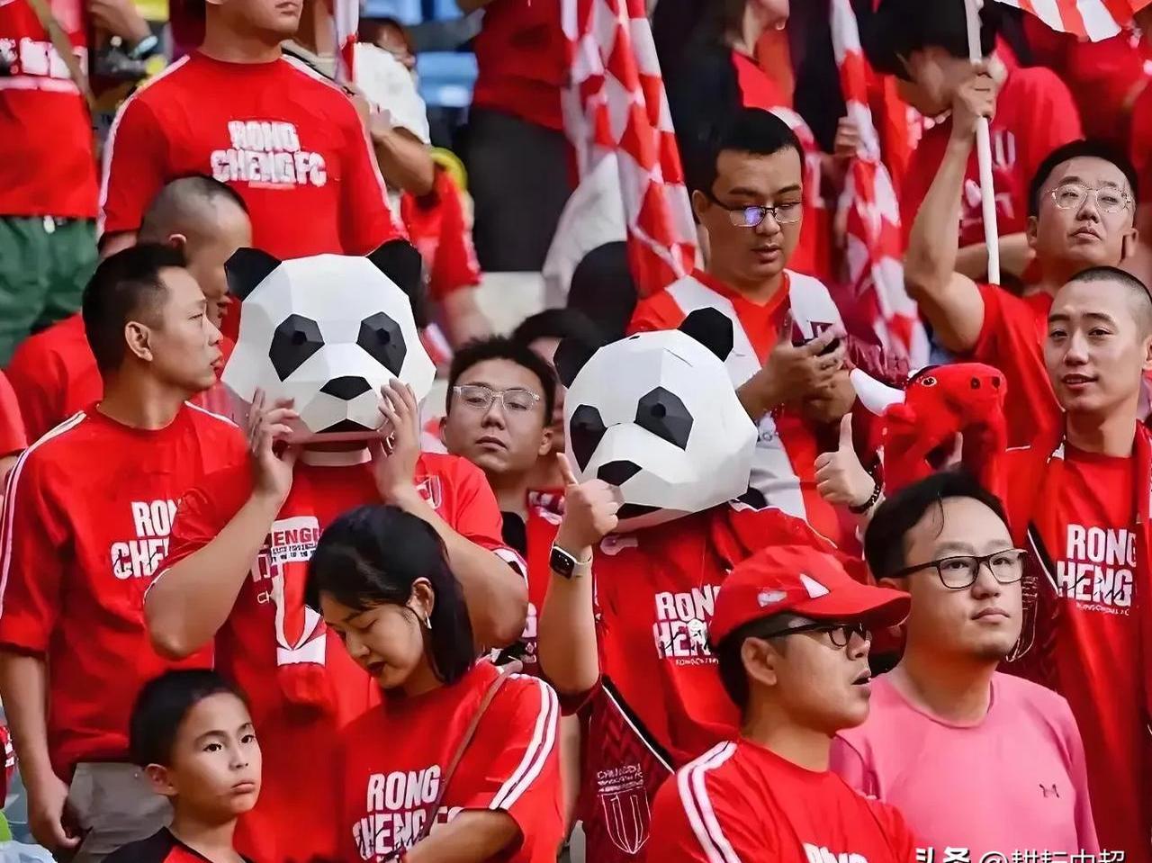  今夜亚冠焦点战，武汉三镇队长鼓劲，球迷炸锅，更衣室氛围转暖