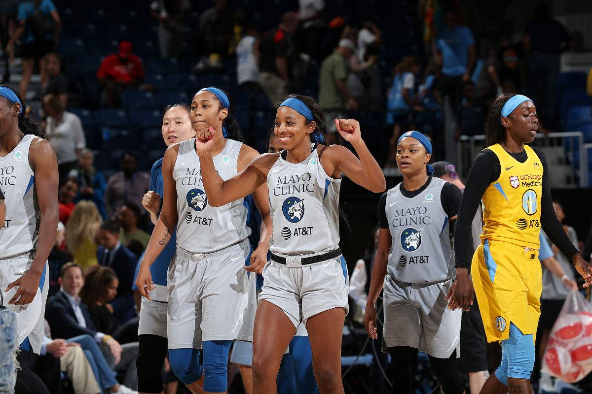 NBA常规赛集结日走向成谜，达拉斯独行侠远射贴柱，赛场秩序良好，年轻球员得到机会的简单介绍